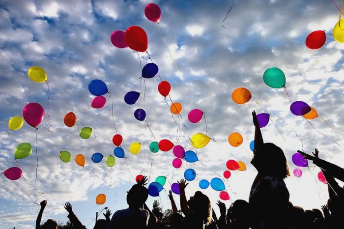 Глава Российского экологического оператора попросил выпускников не запускать воздушные шары фото